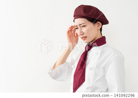 一位身穿麵包師制服的女子 一位身穿麵包師制服的女子 141092296