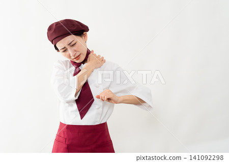 一位身穿麵包師制服的女子 141092298