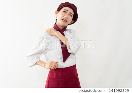 一位身穿麵包師制服的女子 一位身穿麵包師制服的女子 141092299