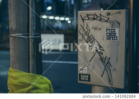 夜幕降臨，街角擺放著一個貼有標籤的電器設備箱。 141092884