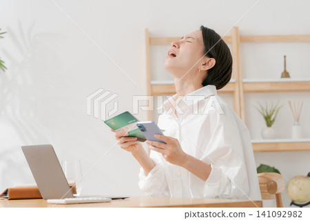 一個女人跌倒看著存摺 141092982