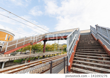 連接當地火車站月台的行人天橋。 連接當地火車站月台的行人天橋。 141093276
