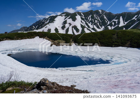 融雪期間的室堂、禦庫裡池 融雪期間的室堂、禦庫裡池 141093675