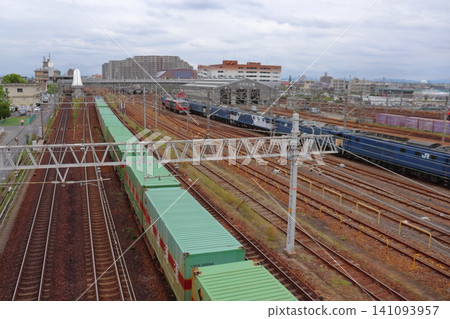 一列貨運列車駛過JR貨運的愛知車輛段(愛知縣稻澤市) 一列貨運列車駛過JR貨運的愛知車輛段(愛知縣稻澤市) 141093957