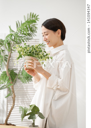 Women who do gardening Women who do gardening 141094347