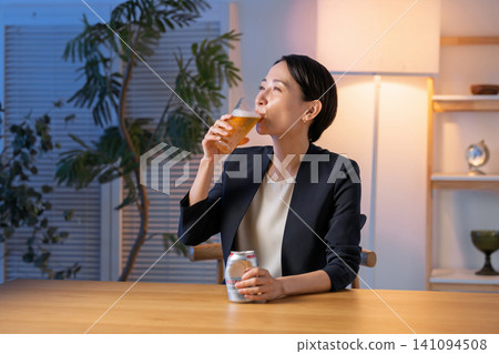 女人喝啤酒 女人喝啤酒 141094508