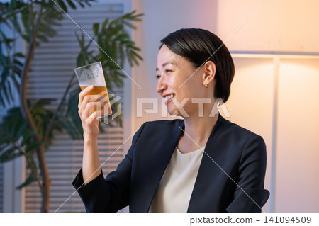 女人喝啤酒 141094509