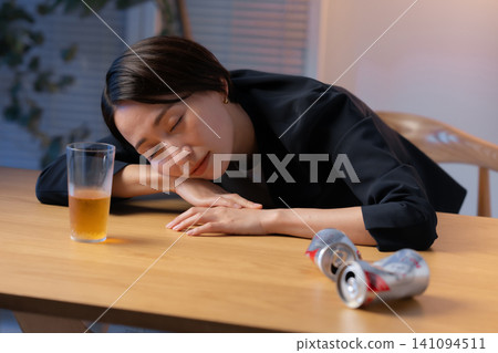 女人喝啤酒 女人喝啤酒 141094511