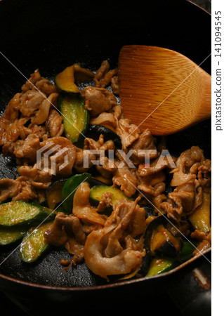 辣味噌炒茄子、小黃瓜、豬肉的烹飪場景 辣味噌炒茄子、小黃瓜、豬肉的烹飪場景 141094545