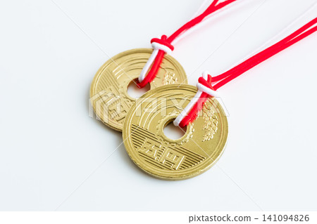 好運、相親、一枚繫著紅繩的五日元硬幣 好運、相親、一枚繫著紅繩的五日元硬幣 141094826