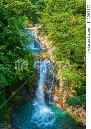 In summer, visit the Nanatsugama Godan Falls and its basin in Nishizawa Gorge, Yamanashi City, Yamanashi Prefecture. 141095172