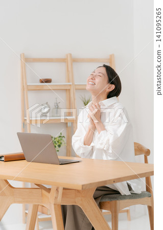 A woman happy to see a PC A woman happy to see a PC 141095265