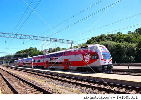 一列開往維爾紐斯的立陶宛鐵路列車,正在立陶宛考納斯車站附近行駛,立陶宛是波羅的海三國之一。 一列開往維爾紐斯的立陶宛鐵路列車,正在立陶宛考納斯車站附近行駛,立陶宛是波羅的海三國之一。 141095311