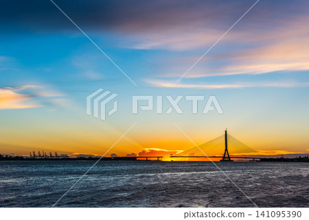 Sunset view of the Danjiang Bridge construction in Tamsui, Taiwan 141095390