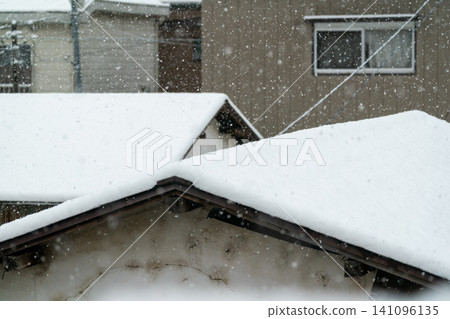 冬季景象：居民區大雪紛飛，屋頂被積雪覆蓋。 141096135