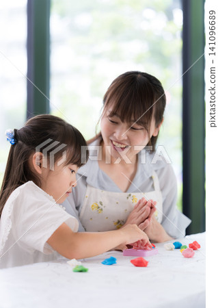 親子教育遊戲,在與母親和老師一起玩黏土的同時培養創造力;發展支持、治療和育兒形象 親子教育遊戲,在與母親和老師一起玩黏土的同時培養創造力;發展支持、治療和育兒形象 141096689