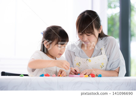 親子教育遊戲,在與母親和老師一起玩黏土的同時培養創造力;發展支持、治療和育兒形象 親子教育遊戲,在與母親和老師一起玩黏土的同時培養創造力;發展支持、治療和育兒形象 141096690