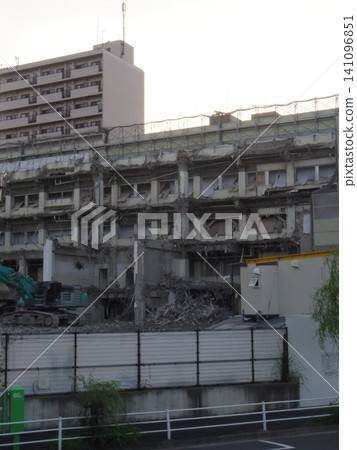 學校正在拆除中 學校正在拆除中 141096851