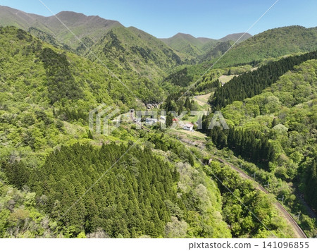 大白山高原站的初夏山谷景色,四周綠意盎然。 大白山高原站的初夏山谷景色,四周綠意盎然。 141096855
