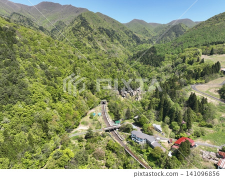 大白山高原站的初夏山谷景色，四周綠意盎然。 141096856