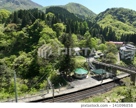 大白山高原站的初夏山谷景色,四周綠意盎然。 大白山高原站的初夏山谷景色,四周綠意盎然。 141096858