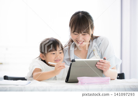 A mother and her elementary school daughter learning together using a tablet - A lifestyle of parent-child learning at home A mother and her elementary school daughter learning together using a tablet - A lifestyle of parent-child learning at home 141097293