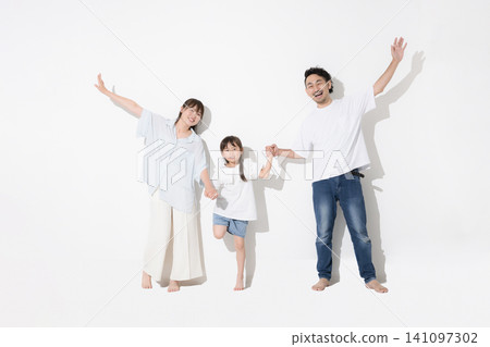 一家人笑容燦爛,背景是白色-象徵著幸福的家庭生活和健康的生活方式。保險、NISA、教育、成長和身心健康。 一家人笑容燦爛,背景是白色-象徵著幸福的家庭生活和健康的生活方式。保險、NISA、教育、成長和身心健康。 141097302