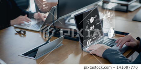 數據分析師正在電腦上進行數據分析；辦公場景。 141097770