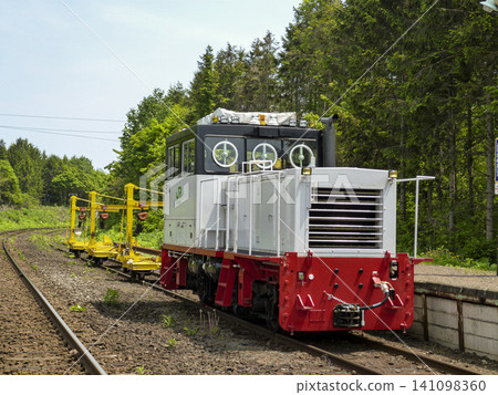 [No one present as work has stopped] JR Hokkaido maintenance train stopped at Oshima-Numajiri Station MS0208 141098360