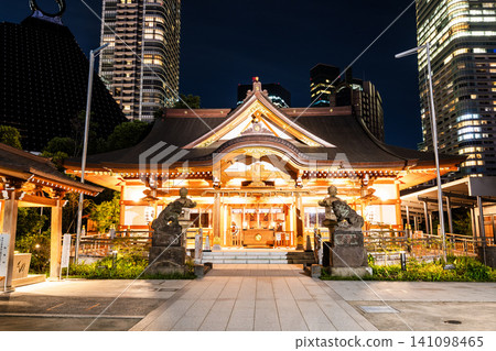 Night view of the Nishikubo Hachima Jinja building, a Shinto shrine in Toranomon, Minato, Tokyo, Japan.  141098465