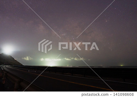 The starry sky as seen from around the lighthouse in Omaezaki City (Shizuoka Prefecture) The starry sky as seen from around the lighthouse in Omaezaki City (Shizuoka Prefecture) 141098608