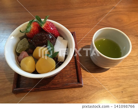 水果蜜餞和茶具 141098766