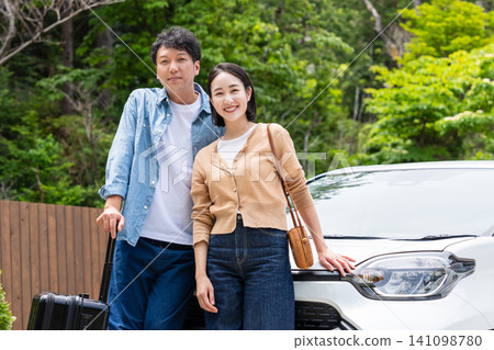 一對面帶著笑容的情侶踏上了公路旅行。 141098780