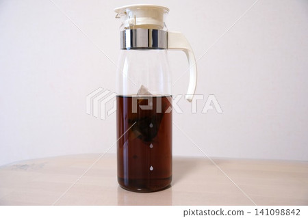 家裡的桌上放著一壺大麥茶。 家裡的桌上放著一壺大麥茶。 141098842