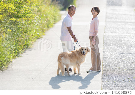 遛的資深夫婦狗 141098875