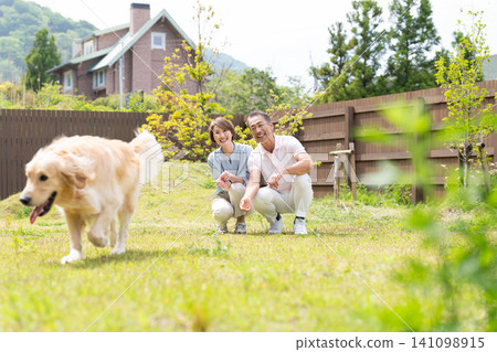 一對老年夫妻與一隻大狗同住 141098915
