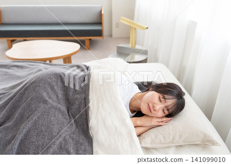 一個睡在床上的年輕女人 一個睡在床上的年輕女人 141099010