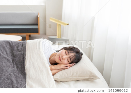 睡在床上的女人 141099012