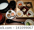 A set of porridge and a small side dish to nourish your mind and body. 141099067