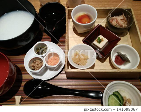 A set of porridge and a small side dish to nourish your mind and body. A set of porridge and a small side dish to nourish your mind and body. 141099067