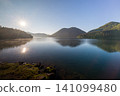 北海道鹿別湖清晨：寧靜的湖面和蔚藍的天空構成了一幅美麗的畫卷。 141099480