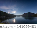 北海道鹿別湖清晨：寧靜的湖面和蔚藍的天空構成了一幅美麗的畫卷。 141099481