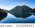 北海道鹿別湖清晨：寧靜的湖面和蔚藍的天空構成了一幅美麗的畫卷。 141099491