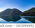 北海道鹿別湖清晨：寧靜的湖面和蔚藍的天空構成了一幅美麗的畫卷。 141099492