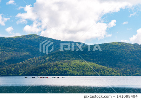 在北海道鹿別湖體驗獨木舟:寧靜的湖面上展現大自然的美景。 在北海道鹿別湖體驗獨木舟:寧靜的湖面上展現大自然的美景。 141099494