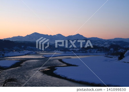 The dawn over the Shinano River and the Echigo Sanzan Mountains, bathed in the morning light. The dawn over the Shinano River and the Echigo Sanzan Mountains, bathed in the morning light. 141099830