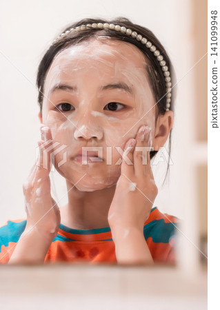 Asian little girl washing face with foam, hygiene and daily skincare routine concept Asian little girl washing face with foam, hygiene and daily skincare routine concept 141099948