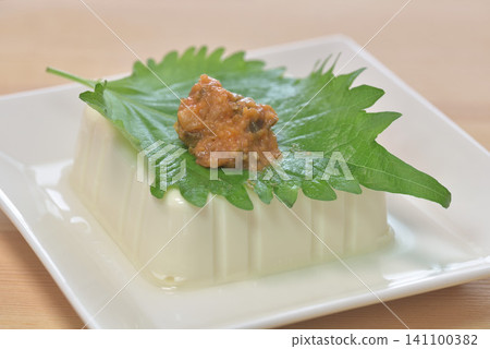 現在正是吃涼拌豆腐的好時節。 現在正是吃涼拌豆腐的好時節。 141100382