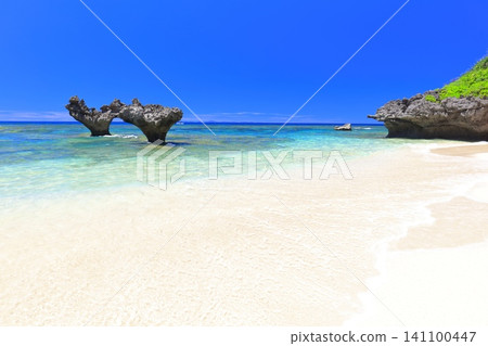[Okinawa Prefecture] Heart Rock on Kouri Island (Tinu Beach) under a clear blue sky 141100447