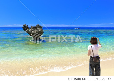 【沖繩縣】晴空萬裡下的古利島(蒂努海灘)心形岩 【沖繩縣】晴空萬裡下的古利島(蒂努海灘)心形岩 141100452